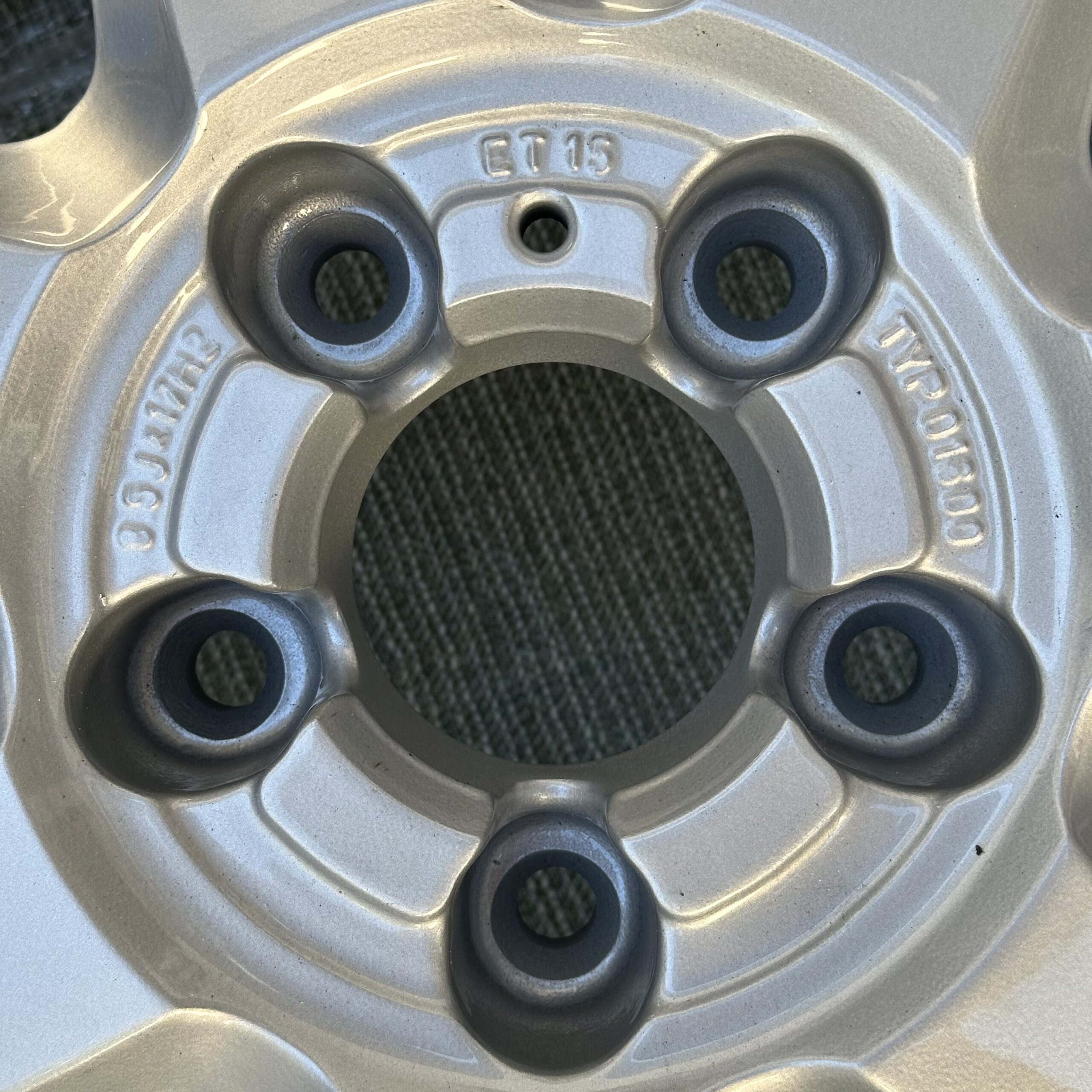 Rare Momo Quasar 5×120 R17 8.5J +15